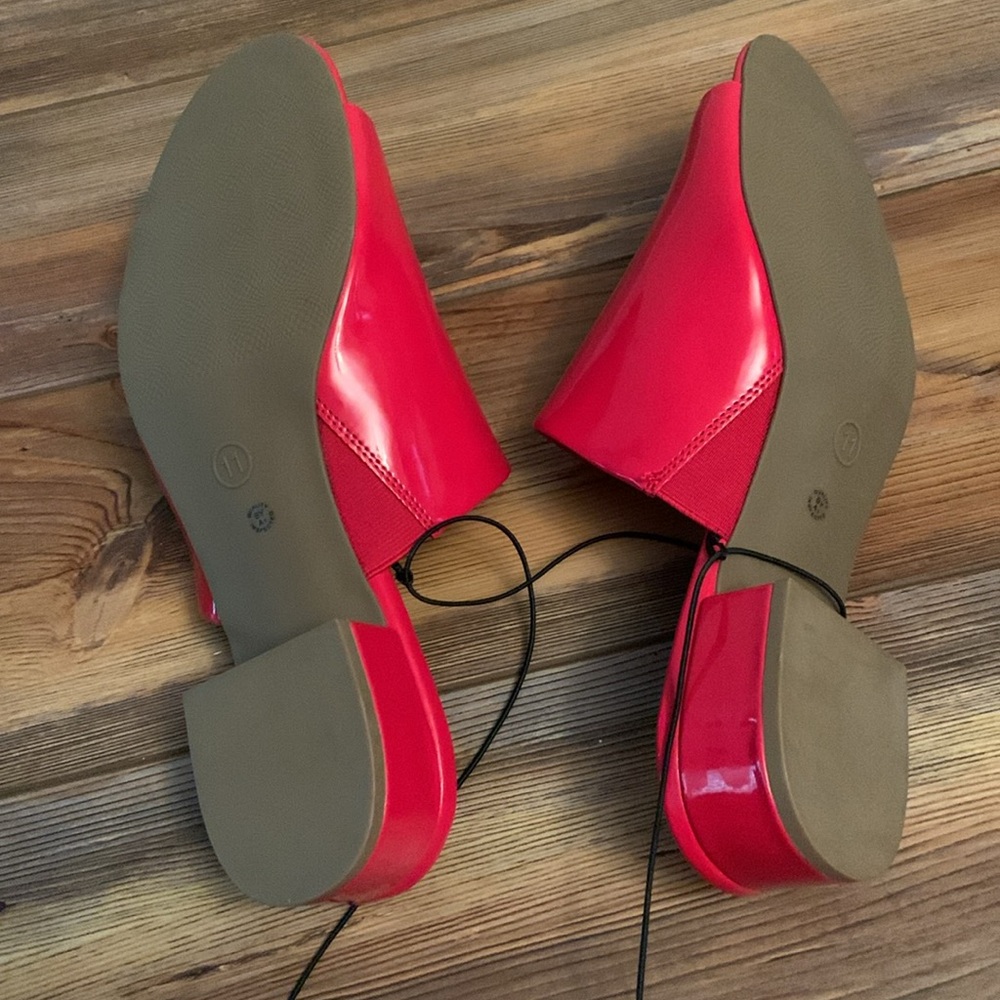 NEW East 5th Glossy Red Slip On Sandals - Picture 11 of 12